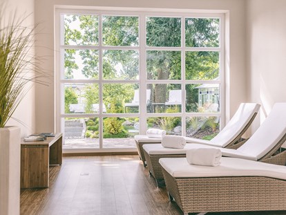 Wellnessurlaub - Rücken-Nacken-Massage - Ostseeküste - Ruheraum mit Blick in den Park - Romantik ROEWERS Privathotel