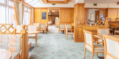 Wellnessurlaub - Insel Hiddensee - Das Panoramarestaurant Königsstuhl bietet ein reichhaltiges Frühstücksbuffet an.  - Rugard Strandhotel