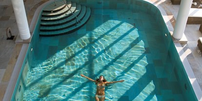 Wellnessurlaub - Rücken-Nacken-Massage - Zingst - Dünenmeer Pool mit Blick in die Dünen - Strandhotel Dünenmeer