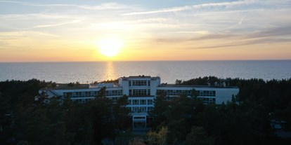 Wellnessurlaub - Ayurveda Massage - Ostseeküste - Strandhotel Fischland von Oben mit Meerblick - Strandhotel Fischland 