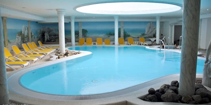 Wellnessurlaub - Klassifizierung: 4 Sterne S - Groß Kiesow - Der 28°C warme Pool des Arkona Strandhotels inklusive einem Hot-Whirlpool. Weiterhin bieten wir Ihnen verschiedene Saunen an.  - Arkona Strandhotel