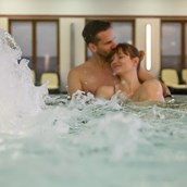 Wellnesshotel - Paar im Schwimmbad - Familien Wellness Hotel Seeklause