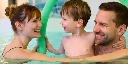 Wellnessurlaub - Verpflegung: alkoholfreie Getränke ganztags inklusive - Sarnow - Familie im Schwimmbad - Familien Wellness Hotel Seeklause