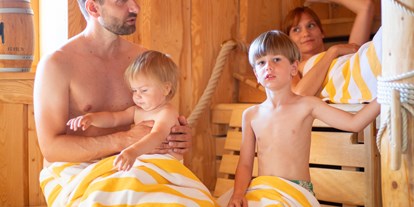 Wellnessurlaub - Kräutermassage - Region Usedom - Familie in der Katensauna - Familien Wellness Hotel Seeklause