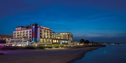 Wellnessurlaub - Bettgrößen: Queen Size Bett - Timmendorfer Strand - Das BAYSIDE am Abend - Bayside Hotel