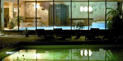 Wellnessurlaub - Bettgrößen: Doppelbett - Stadtroda - Blick vom Wellnessgarten ins Schwimmbad - Hotel Hammermühle