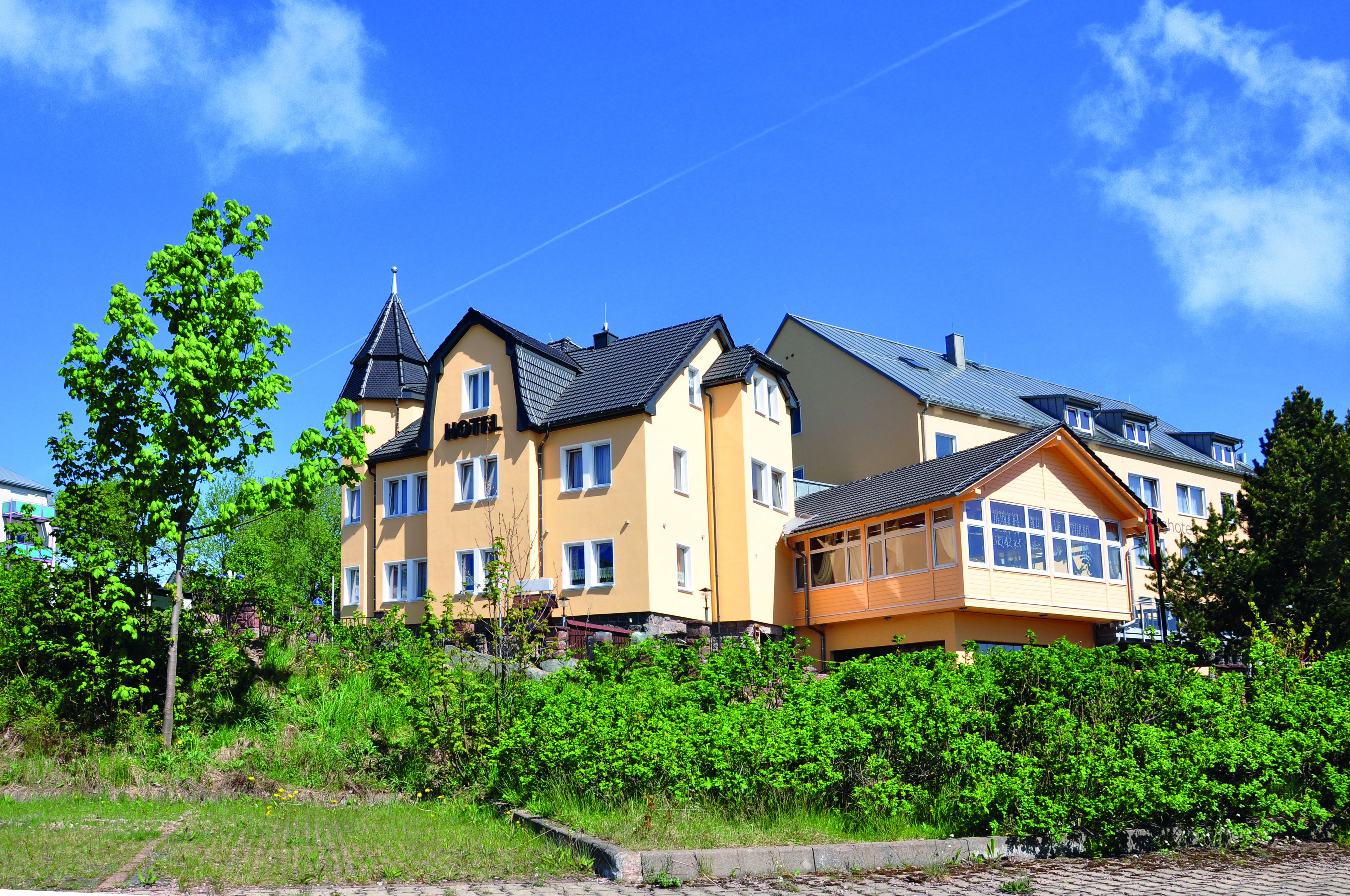 Wellnesshotel - Schlossberghotel Oberhof, Aussenansicht im Sommer - Schlossberghotel Oberhof