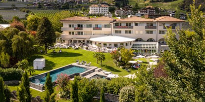 Wellnessurlaub - Whirlpool - Hafling bei Meran - Hotelansicht - Wellnesshotel Südtirol - FAYN garden retreat hotel