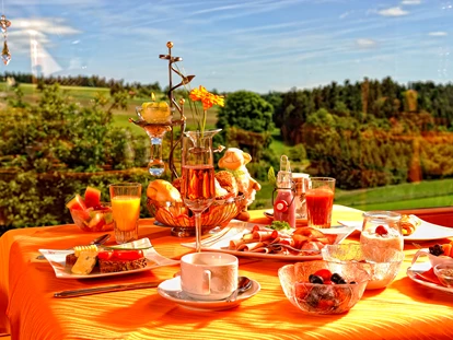 Wellnessurlaub - Langschläferfrühstück - Wannweil - Aussicht vom Panoramarestaurant auf das Angelbach- und Teinachtal, sowie auf den Blackforest - Landhotel Talblick ****