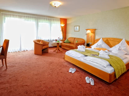 Wellnessurlaub - Hotelbar - Ottenhöfen im Schwarzwald - Beispiel Landhaus-Doppelzimmer mit Wald,-Gartenblick  - Landhotel Talblick ****