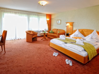 Wellnessurlaub - Kräutermassage - Unterreichenbach (Calw) - Beispiel Landhaus-Doppelzimmer mit Wald,-Gartenblick  - Landhotel Talblick ****