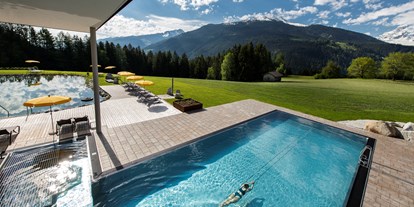 Wellnessurlaub - Pools: Infinity Pool - Kössen - Gut Sonnberghof Naturhotel