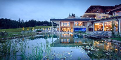 Wellnessurlaub - Pools: Schwimmteich - Reit im Winkl - Landhotel Gut Sonnberghof