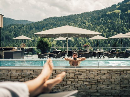 Wellnessurlaub - Hotel-Schwerpunkt: Wellness & Beauty - Grünkraut - Infinitypool mit herrlichem Blick - Torghele's Wald & Fluh