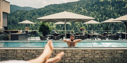 Wellnessurlaub - Hotelbar - Infinitypool mit herrlichem Blick - Torghele's Wald & Fluh
