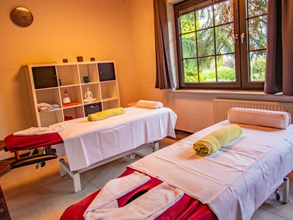 Wellnessurlaub - Meridian Bürstenmassage - Baiersbronn Tonbach - Anwendungsraum Paar-Massage - Vital- und Wellnesshotel Albblick