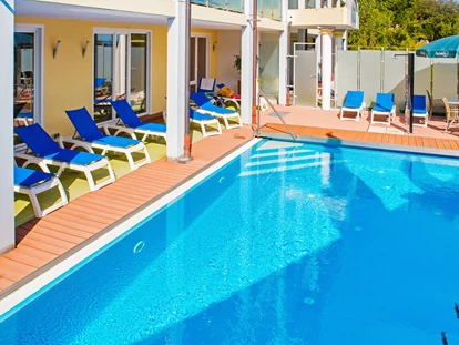 Wellnessurlaub - Wirbelsäulenmassage - Dauchingen - Freibad mit Sonnenliegen - Vital- und Wellnesshotel Albblick