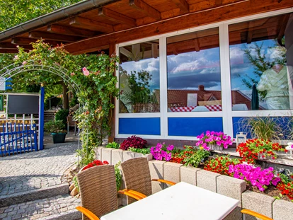 Wellnessurlaub - Finnische Sauna - Dürbheim - Außensitzbereich Restaurant  - Vital- und Wellnesshotel Albblick