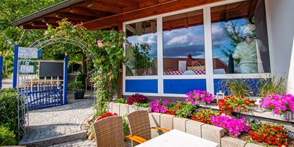 Wellnessurlaub - Aromasauna - Schwarzwald - Außensitzbereich Restaurant  - Vital- und Wellnesshotel Albblick