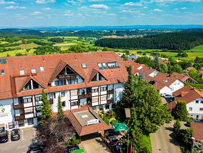 Wellnessurlaub - Pools: Außenpool nicht beheizt - Unterreichenbach (Calw) - Stammhaus mit Ausblick auf die Schwäbische Alb - Vital- und Wellnesshotel Albblick