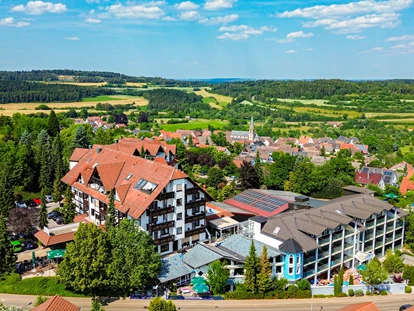 Wellnessurlaub - Finnische Sauna - Dürbheim - Luftbild vom Hotel mit Dorf im Hintergrund - Vital- und Wellnesshotel Albblick