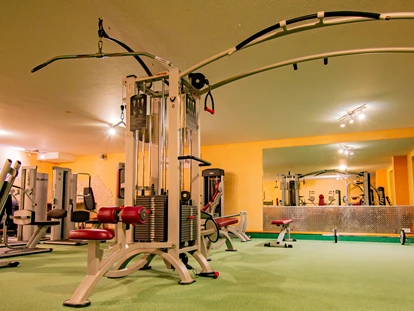 Wellnessurlaub - Ganzkörpermassage - Glatten - Fitnessstudio mit Seilzug und Spiegelwand - Vital- und Wellnesshotel Albblick