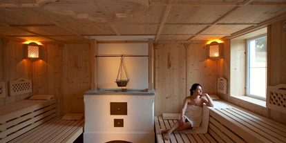Wellnessurlaub - Ayurveda Massage - Pösing - Mit milden 55° bis 60° C ist die Sauna sehr beliebt bei allen, die es nicht ganz so heiß möchten. Das Holz der Zirbe hat einen nachweislichen Erholungs- und Gesundheitswert. Außerdem duftet die Zirbe herrlich.  - Das Götzfried**** Kultur- und Spahotel 