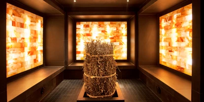 Wellnessurlaub - Aromamassage - Lauben (Landkreis Oberallgäu) - Sole-Lounge ca. 36°C
Warmraum mit Solesteinen. Durch die Salzluft fühlen Sie sich wie am Toten Meer. - Panoramahotel Oberjoch