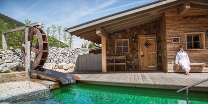 Wellnessurlaub - Wald (Landkreis Ostallgäu) - Blockhaussauna ca. 90°C 
Finnische Sauna im Freien. Schwitzen Sie bei regelmäßigen stattfindenden Aufgüssen und kühlen Sie sich im Tauchbecken ab.
 - Panoramahotel Oberjoch