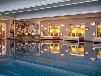 Wellnessurlaub - Bettgrößen: Doppelbett - Fiss - Großes Schwimmbad mit gemütlichen Kuhfellbetten - Hotel Franks