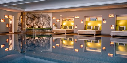 Wellnessurlaub - Peeling - PLZ 6561 (Österreich) - Großes Schwimmbad mit gemütlichen Kuhfellbetten - Hotel Franks