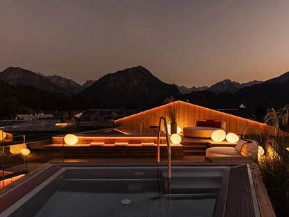 Wellnessurlaub - Aromamassage - Lauben (Landkreis Oberallgäu) - Abendstimmung auf der Dachterrasse - Hotel Franks