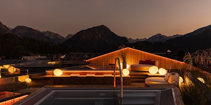 Wellnessurlaub - Pools: Innenpool - PLZ 6934 (Österreich) - Abendstimmung auf der Dachterrasse - Hotel Franks