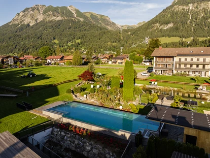 Wellnessurlaub - Aromamassage - Lauben (Landkreis Oberallgäu) - Hotelgarten mit Infinity-Pool - Hotel Franks