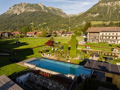 Wellnessurlaub - Wirbelsäulenmassage - Oberstaufen - Hotelgarten mit Infinity-Pool - Hotel Franks