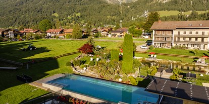 Wellnessurlaub - Ganzkörpermassage - Lermoos - Hotelgarten mit Infinity-Pool - Hotel Franks