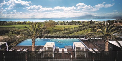 Wellnessurlaub - Wirbelsäulenmassage - Gardasee - Verona - Exklusiver Blick auf den Gardasee vom Sky Pool aus. - Quellenhof Luxury Resort Lazise