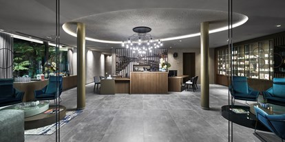 Wellnessurlaub - Kräuterbad - Italien - Spa-Reception - Quellenhof Luxury Resort Lazise