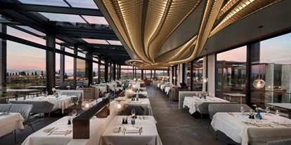 Wellnessurlaub - barrierefrei - Restaurant mit Cabrio-Dach und Blick auf den Gardasee - Quellenhof Luxury Resort Lazise