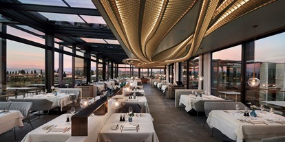 Wellnessurlaub - Kräutermassage - Venetien - Restaurant mit Cabrio-Dach und Blick auf den Gardasee - Quellenhof Luxury Resort Lazise