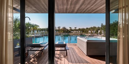 Wellnessurlaub - Pools: Außenpool beheizt - Gardasee - Verona - Suite Bella Bianca mit direktem Einstieg in den Naturbadeteich - Quellenhof Luxury Resort Lazise