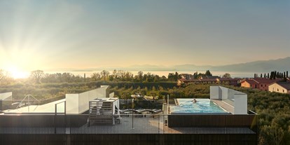 Wellnessurlaub - Pools: Außenpool beheizt - Gardasee - Verona - Penthouse Pool Villa auf 2 Etagen (2. Stock Infinitypool und Relaxbereich) - Quellenhof Luxury Resort Lazise