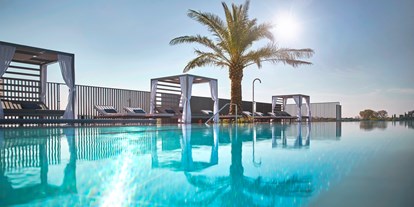 Wellnessurlaub - Pools: Außenpool beheizt - Gardasee - Verona - Infinity Pool mit Blick auf den Gardasee - Quellenhof Luxury Resort Lazise