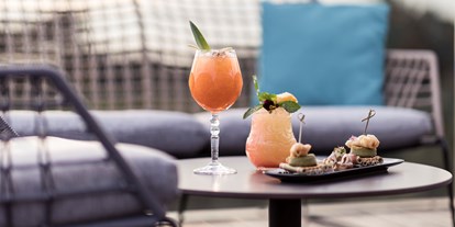Wellnessurlaub - Lomi Lomi Nui - Italien - Tiki Pool Bar mit leckeren Cocktail-Kreationen - Quellenhof Luxury Resort Lazise