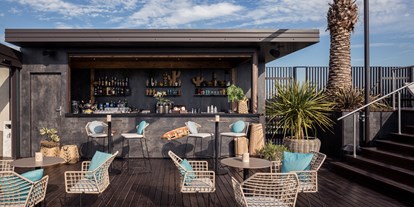 Wellnessurlaub - Fußreflexzonenmassage - Venetien - Tiki Pool Bar direkt am Infinity Pool  - Quellenhof Luxury Resort Lazise