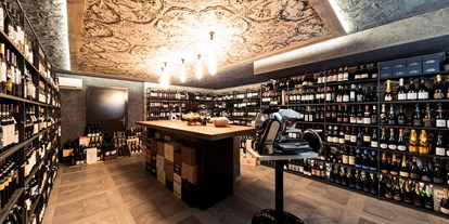 Wellnessurlaub - Kräutermassage - Venetien - Enothek mit toller Auswahl an Weinen - Quellenhof Luxury Resort Lazise
