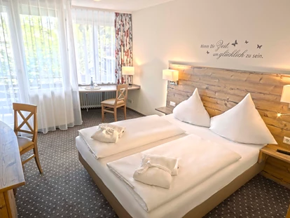 Wellnessurlaub - Außensauna - Achern - Doppelzimmer Standard Beispiel Haupthaus - Hotel-Resort Waldachtal