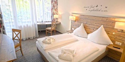 Wellnessurlaub - Bad Wildbad im Schwarzwald - Doppelzimmer Standard Beispiel Haupthaus - Hotel-Resort Waldachtal
