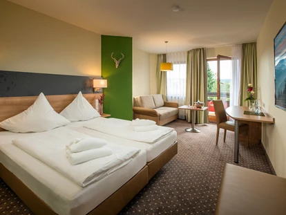 Wellnessurlaub - Außensauna - Achern - Doppelzimmer Superior Beispiel Haupthaus - Hotel-Resort Waldachtal