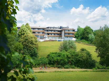 Wellnessurlaub - Rücken-Nacken-Massage - Pliezhausen - Außenansicht Gästehaus Himmelreich - Hotel-Resort Waldachtal